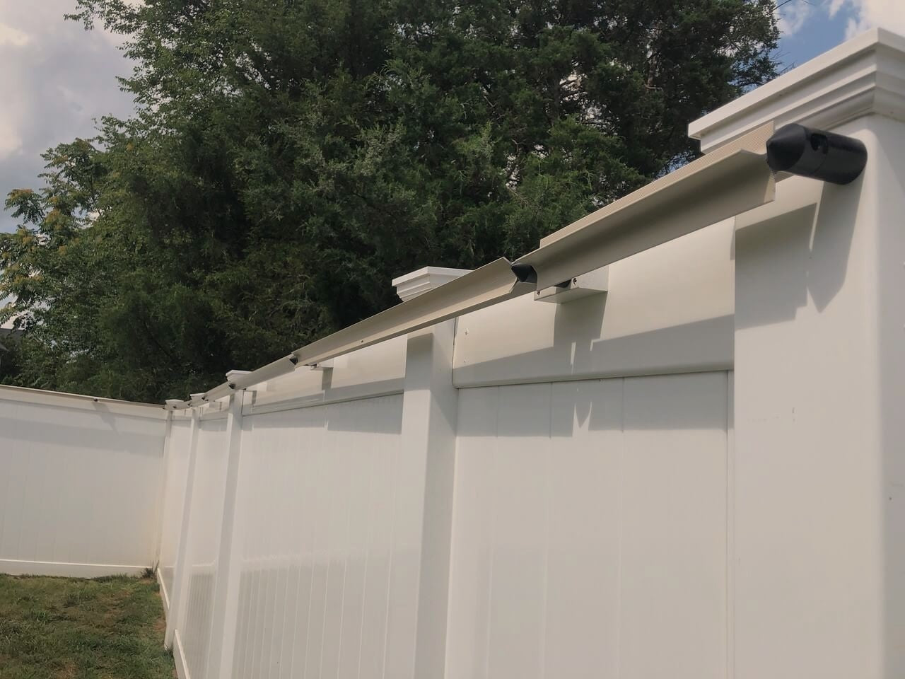 Cat-proof fence paddle kits for Vinyl fence by Oscillot. Simply install the Oscillot kit on top of your existing fence and watch it roll.