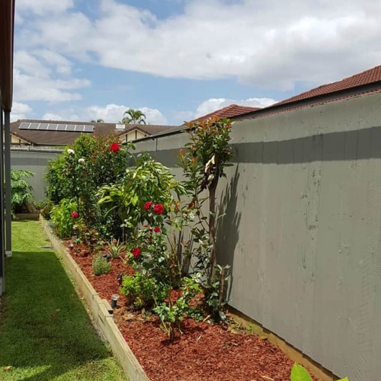 Timber fence with Oscillot cat-proof installation